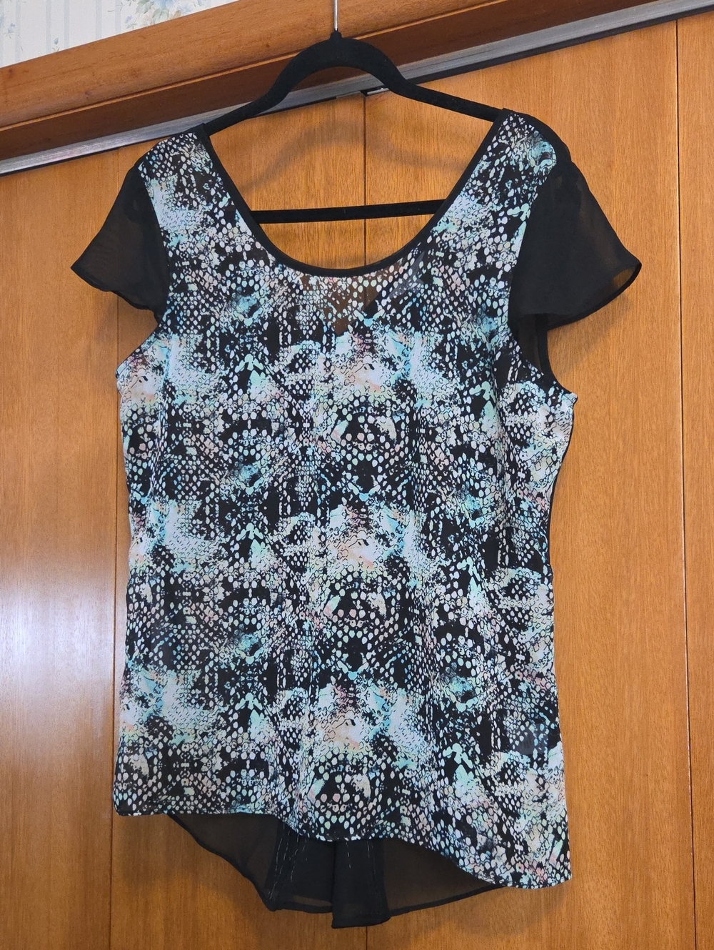 Reitmans Black Aqua and White Printed Scoop Neck Blouse